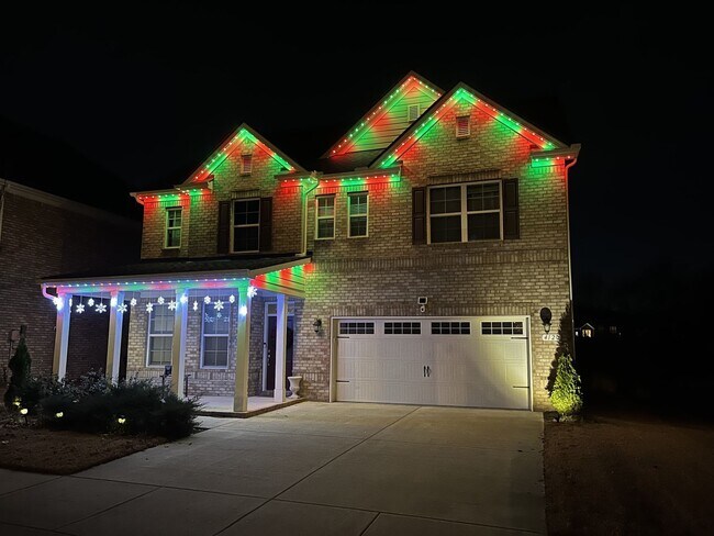 Building Photo - **LIKE-NEW UPGRADED HOME WITH FENCED YARD ...