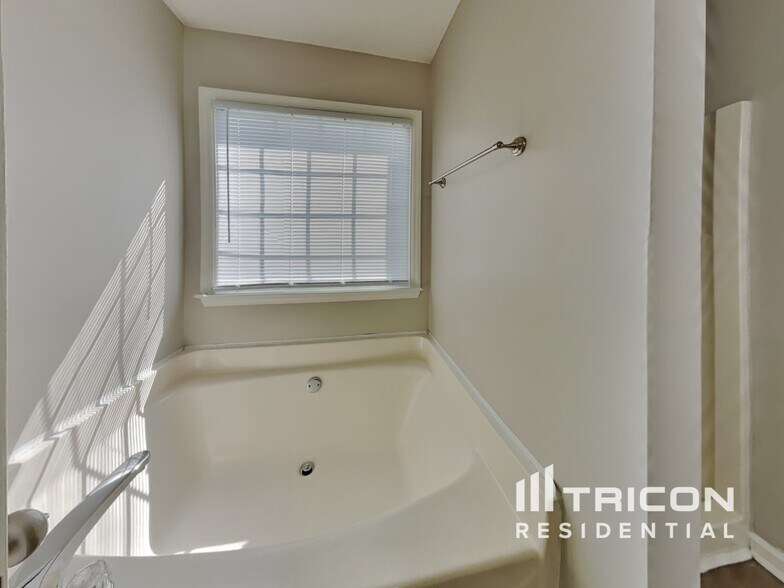 Building Photo - 561 Yellow Berry Run