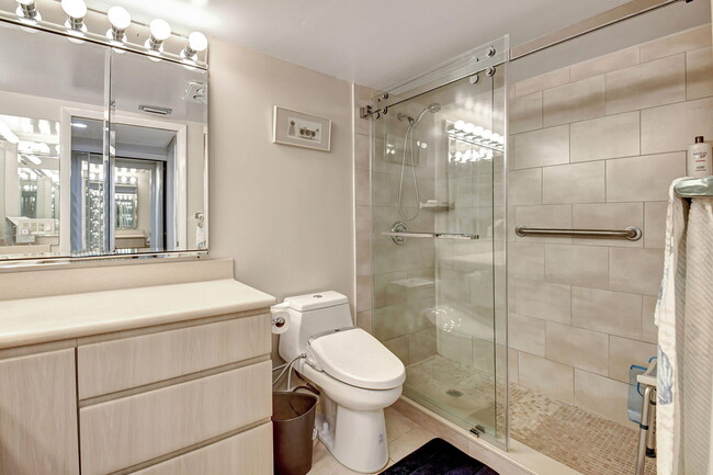 Building Photo - 5547 Fairway Park Dr
