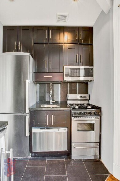Building Photo - 234 Mott St