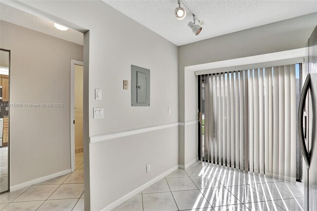 Building Photo - 4615 Carambola Cir S