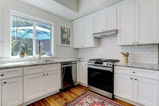 Building Photo - 1221 Sealy Ave