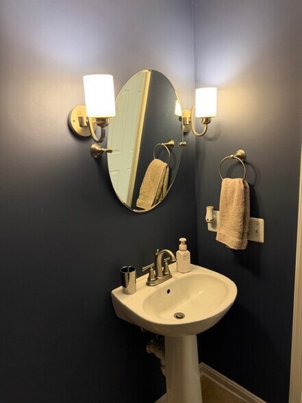 Building Photo - 46956 Courtyard Sq