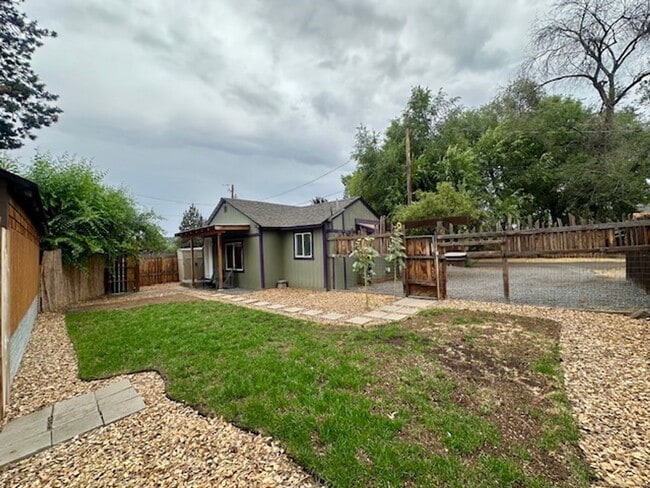 Building Photo - Great one bedroom unit in mid-town!  A must see!