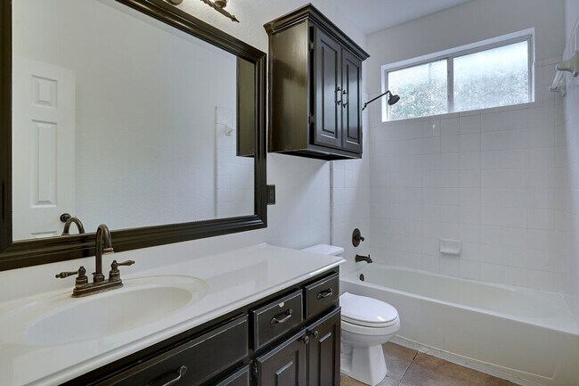 Building Photo - 1414 Laurel Oak Loop