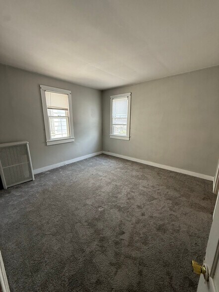 Building Photo - 1365 Capouse Ave