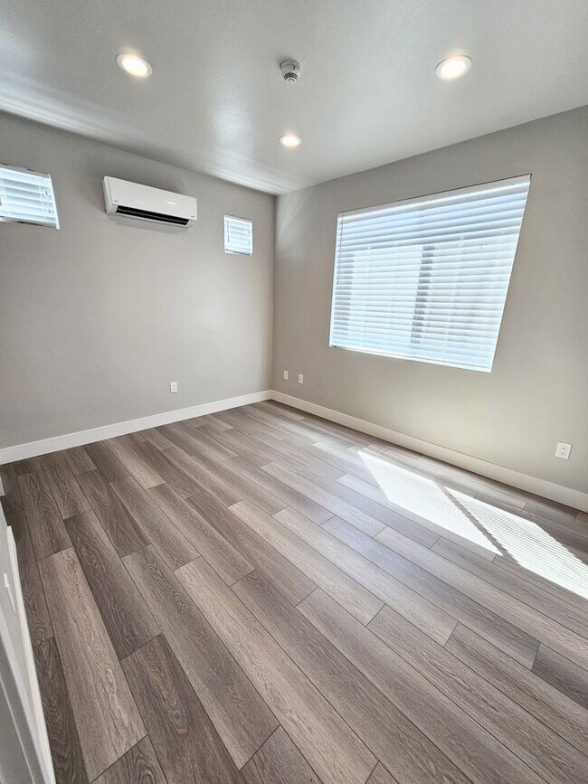 Building Photo - **Nearly new 1-Bedroom Midtown Apartment f...