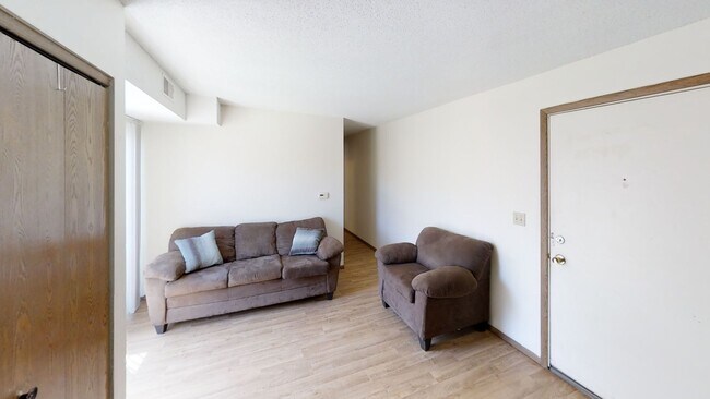 Interior Photo - 905 W Oregon