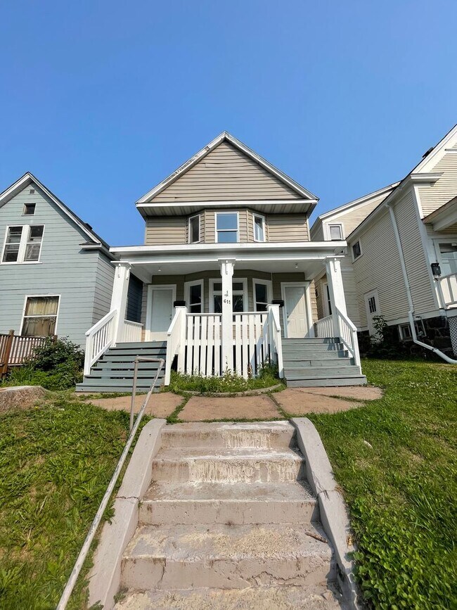 Building Photo - 611 E 6th St