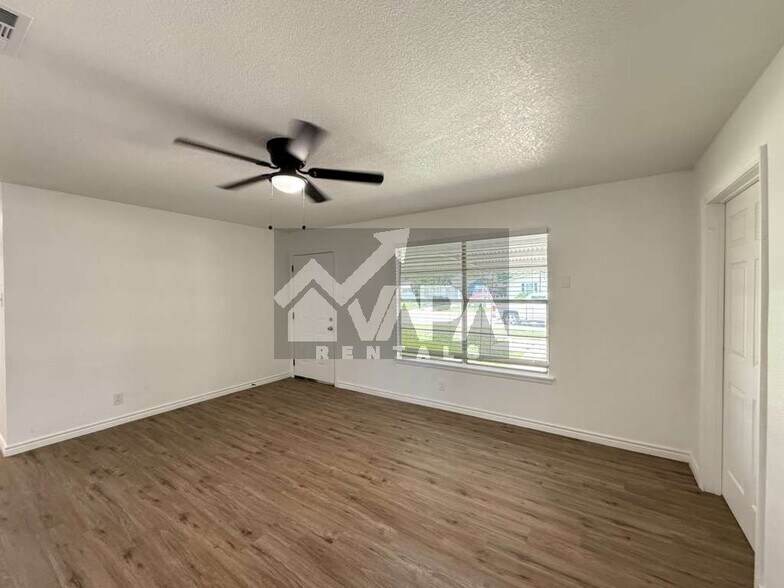 Building Photo - 315 Jamaica Dr