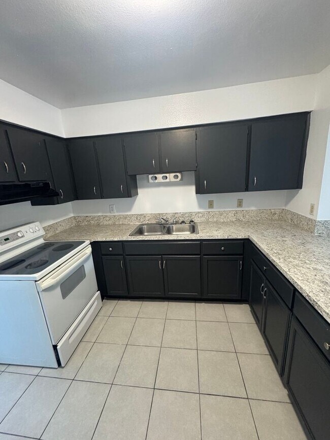 Building Photo - 620-622 Pineville Ln