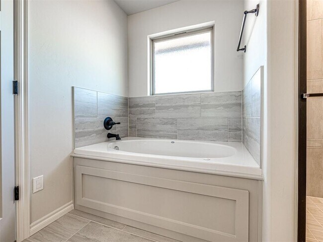 Building Photo - 545 Grand Sycamore Dr
