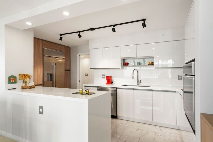 Building Photo - 5757 Collins Ave