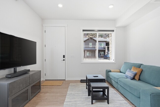 Building Photo - 2115 Hummingbird Wy