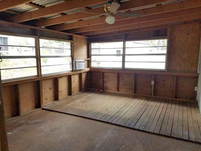 Building Photo - FRESHLY PAINTED AND NEW FLOORING! 2 Bed 1 Bath With Screened Porch