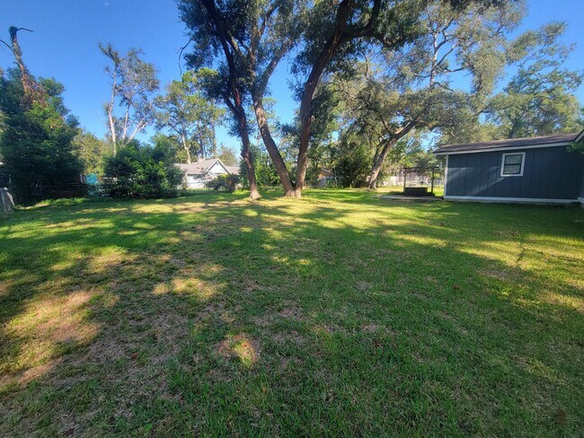 Building Photo - Home conveniently located