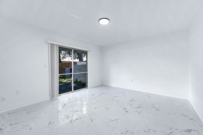 Building Photo - 1616 Redway Ln