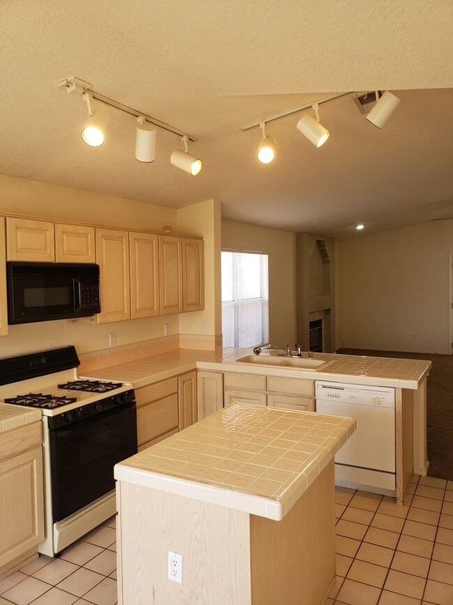 Building Photo - Lovely 3 bedroom near Kirtland AFB ready now!