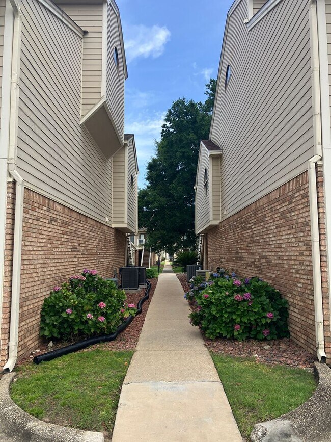 Building Photo - One Bedroom Condo with Loft, One-car Garag...