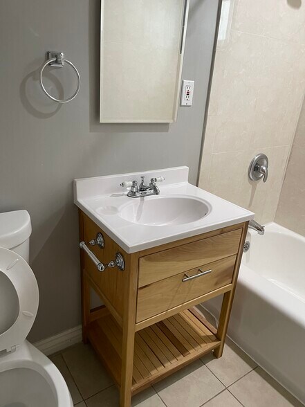 Bathroom - 1483 1/2 Allison Ave