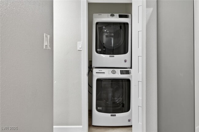 Building Photo - 333 S Tonopah Dr