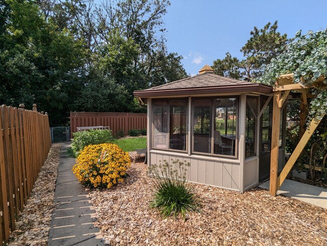 Building Photo - Charming & Spacious Home in the Heart of R...