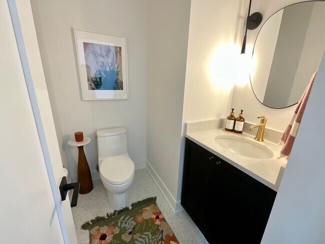 Building Photo - 3-bedroom, 2.5 bathroom furnished home in Saint Joseph