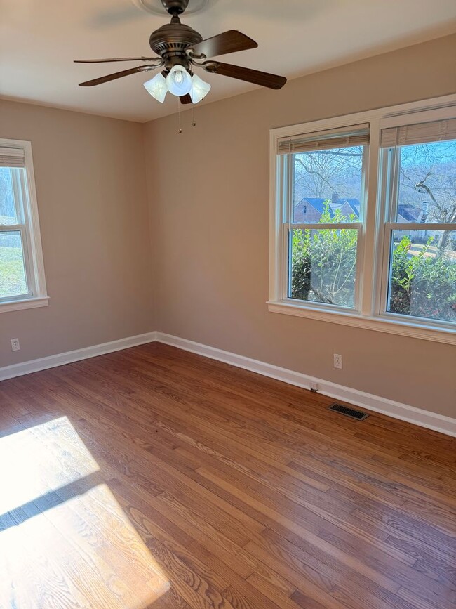 Building Photo - Cute Red Bank House