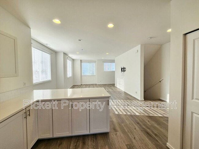 Building Photo - 946 NW Highgarden Dr