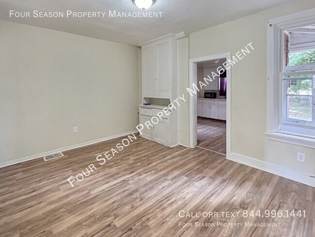 Building Photo - 306 S Locust St