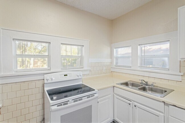 Building Photo - Cute 2bdrm/1bath Bungalo ** Section 8 OK ** Ready March 15