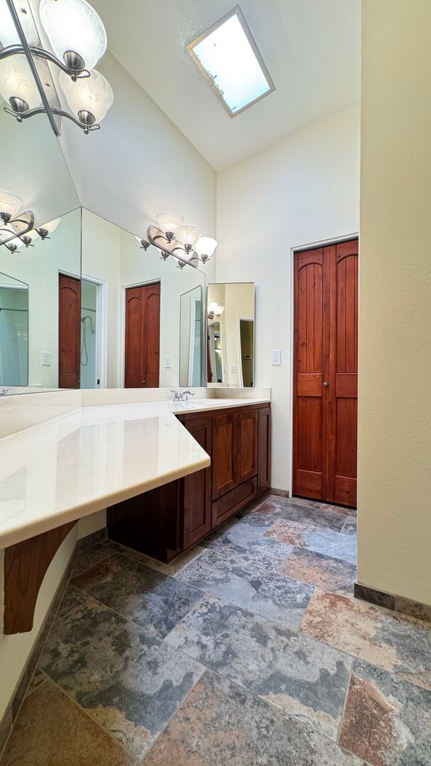 Building Photo - NW (Oracle and Orange Grove) 2 bedroom, 2 bath townhouse, 2 car garage, solar panels, no carpet!