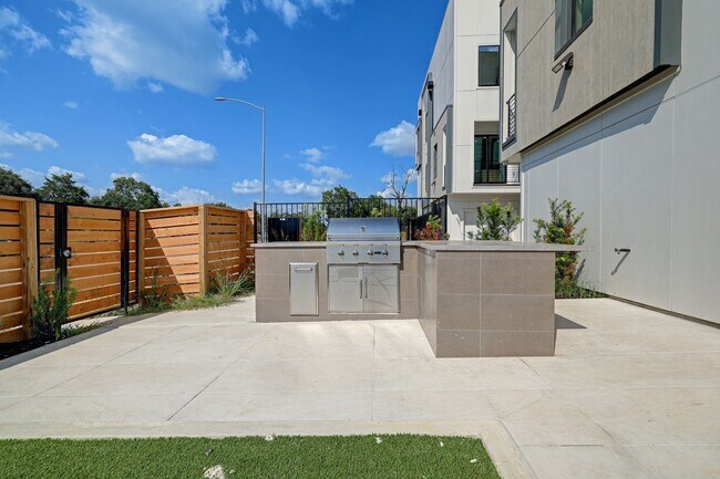 Building Photo - University Oaks – Modern Luxury Living in the Heart of Houston