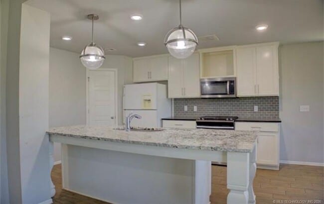 Building Photo - Welcome to this cozy home!