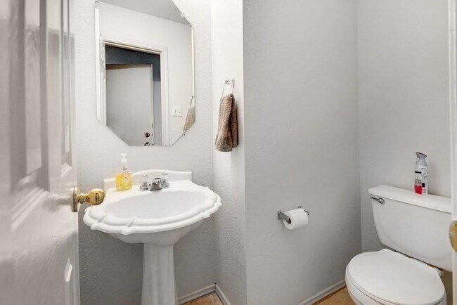 Building Photo - 505 Woodsorrel Way