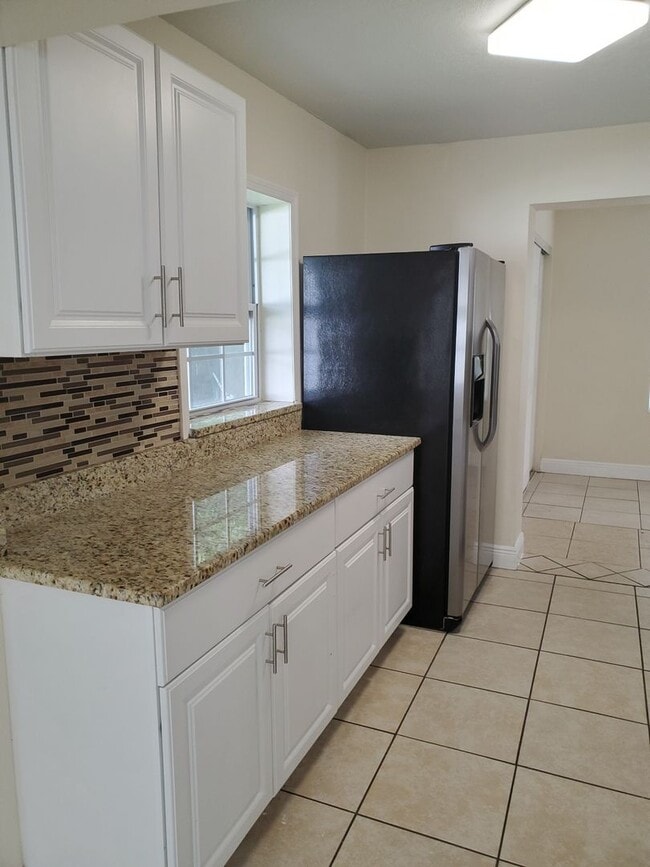Building Photo - 2 Bed, 1 Bath Home – Minutes from Downtown...