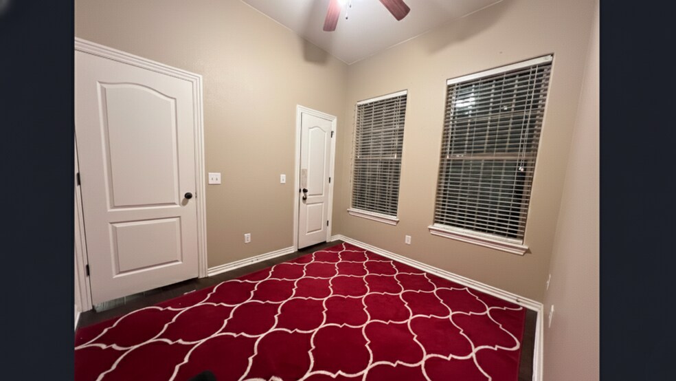 Building Photo - 402 SW Arch St