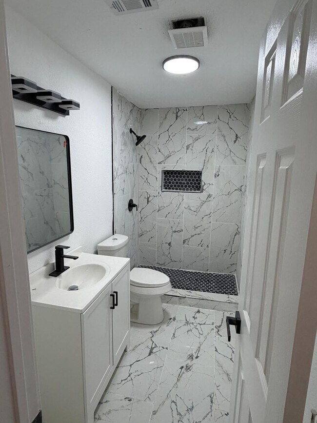 Building Photo - BEAUTIFUL HOME IN HOUSTON. MOVE IN READY!.