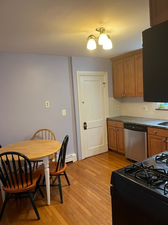 kitchen, gas stove - 199 Trapelo Rd