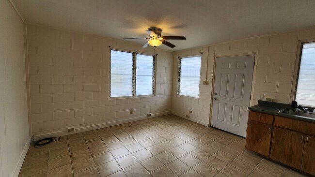 Building Photo - 1 bedroom, 1 bath, 1 parking unit in 4 unit single level buiding in Kalihi