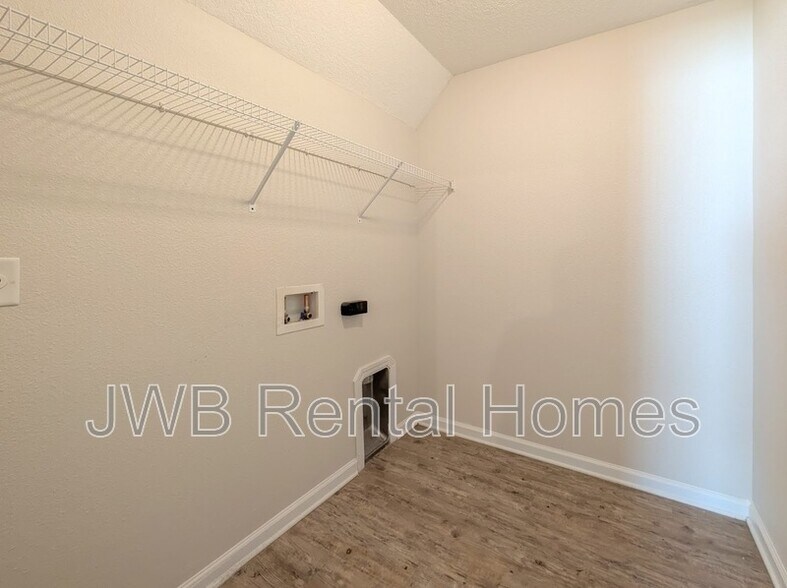 Building Photo - 8253 Nussbaum Dr
