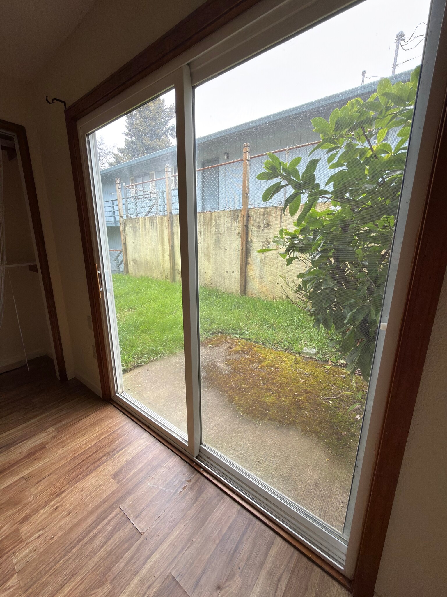 Building Photo - 2547 NE Holmes Rd