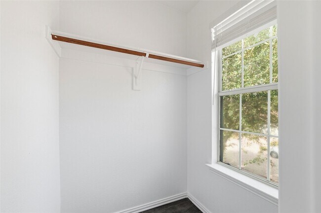 Building Photo - 412 Cypress Hill Dr