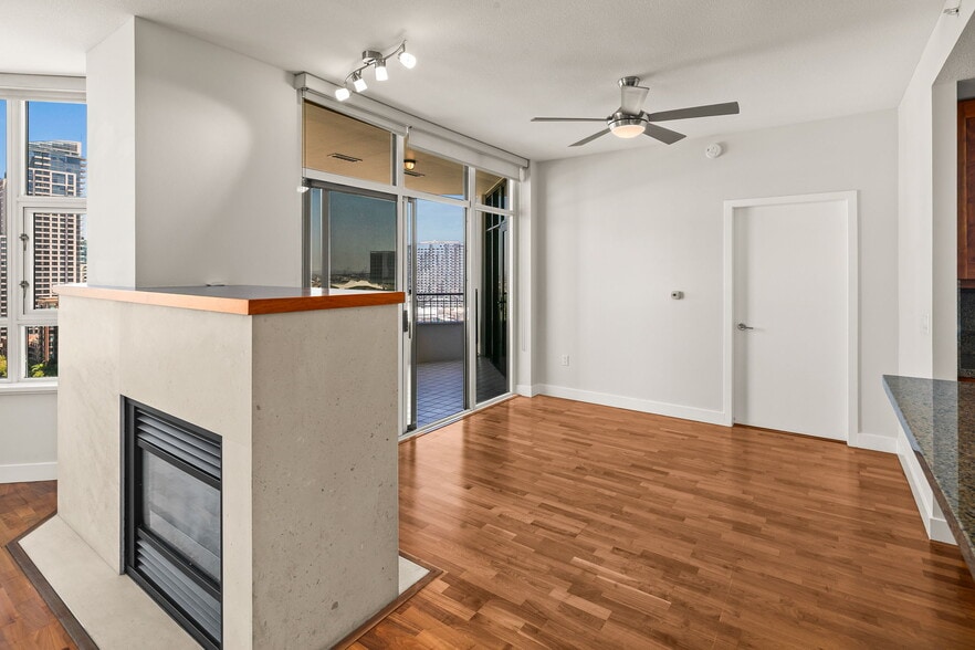 Building Photo - 700 W Harbor Dr