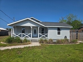 Building Photo - 1525 Oak Ave