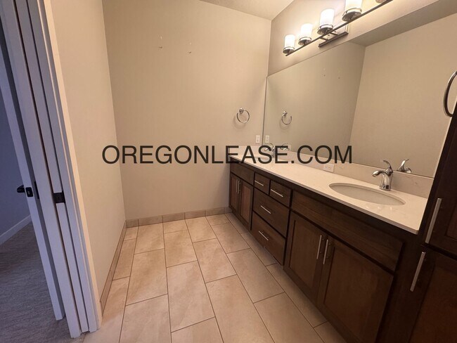 Building Photo - 3 Bedroom 3 bath Crescent village home