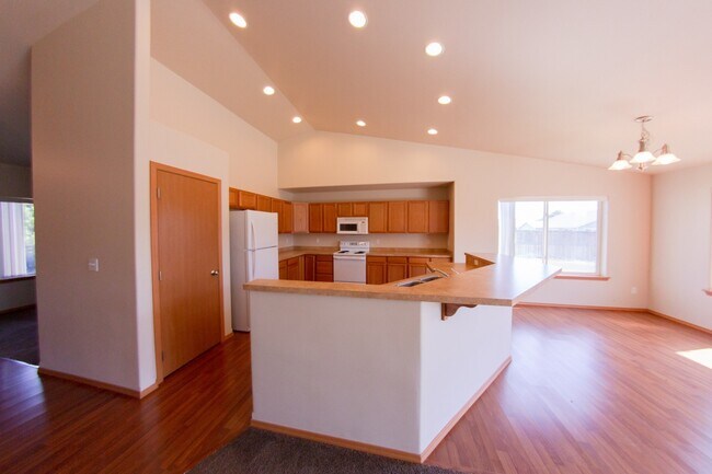 Building Photo - Open Floor Plan Home with Large Fenced Yard