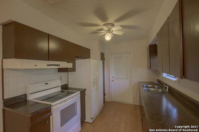 Building Photo - OFFERING 1-MONTH FREE RENT!!