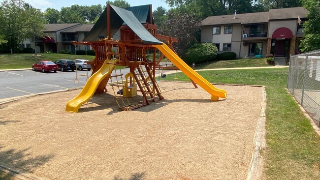 Building Photo - Spacious 1 Bedroom Condo with Pool