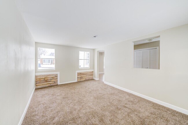 Building Photo - 110 De Smet Dr